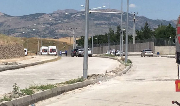 Batman'da jandarma karakolu önünde araç patladı! Yaralılar var...