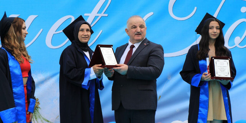 Bir başarı hikayesi: İki çocuğunun mezun olduğu üniversiteyi dereceyle bitirdi