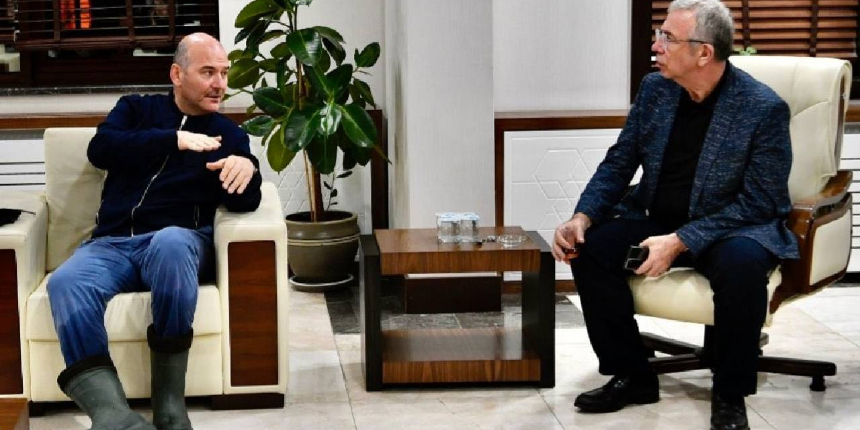 Gecenin fotoğrafı! Bakan Soylu ıslak kıyafet ve çizmelerle, Mansur Yavaş takım elbiseyle