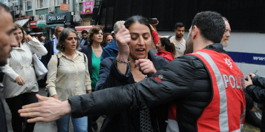 4 şehidimizin olduğu gün, HDP'li vekiller Öcalan'a destek veren PKK yandaşları için polisle tartıştı
