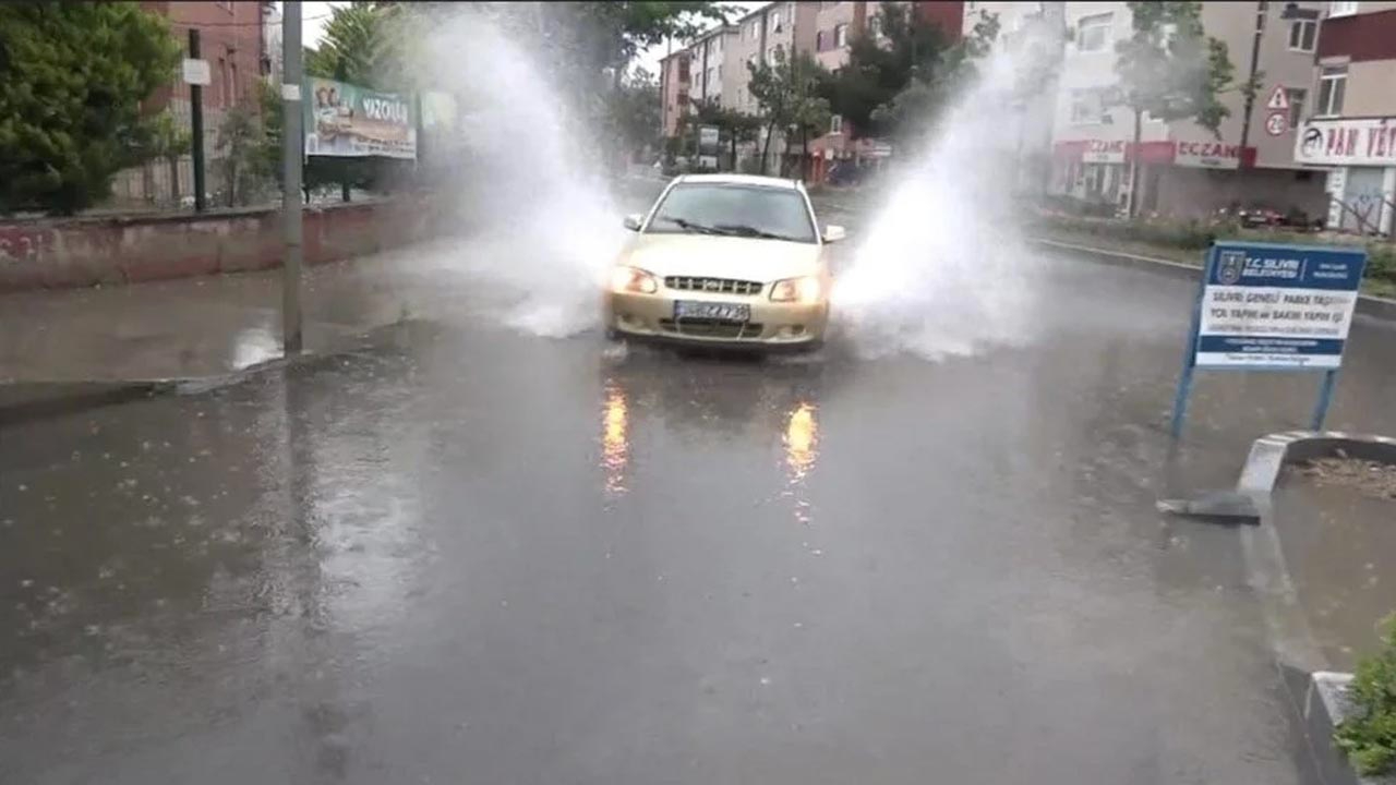 İstanbul'da yağmur etkisini sürdürüyor: Trafik kazaları meydana geldi, bazı iş yerlerini su bastı