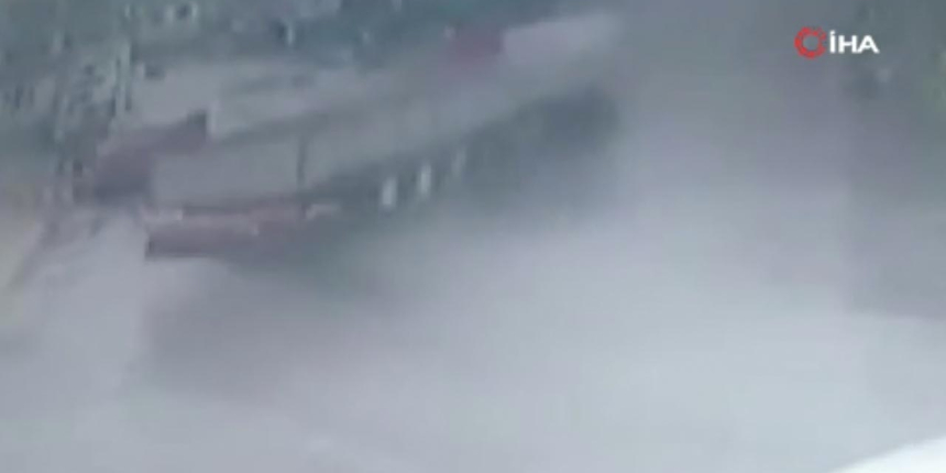Trafikte korkunç anlar: Yağmurda kayan TIR, minibüse böyle çarptı