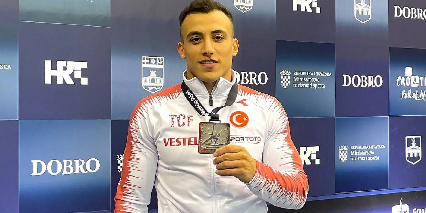Milli cimnastikçi Adem Asil, Hırvatistan'da altın madalyanın sahibi oldu
