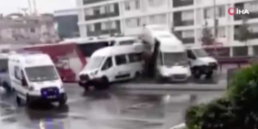 Havalimanına yolcu taşıyan otobüs, kaza yapan minibüse çarptı: O anlar kamerada