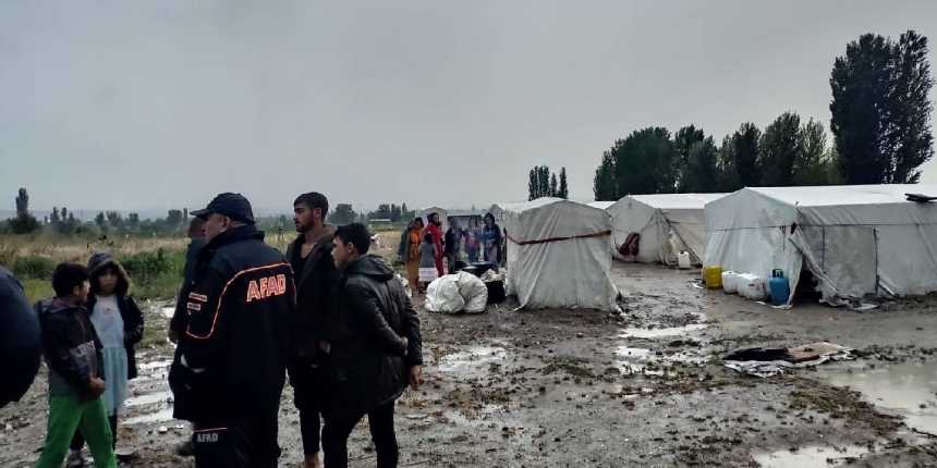 Çadır alanını sel bastı, 30 tarım işçisi canını zor kurtardı