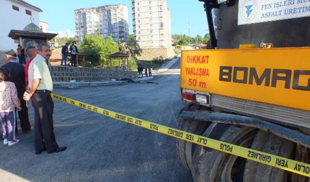 Freni patlayan silindir kaldırımdaki imamı ezdi...