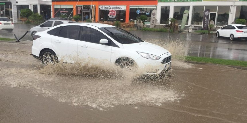 Sağanak yağış yolları göle çevirdi, araçlar mahsur kaldı!