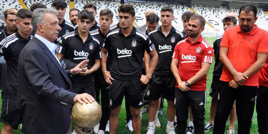 Beşiktaş Başkanı Ahmet Nur Çebi, şampiyon U-17 Akademi Takımı ile bir araya geldi