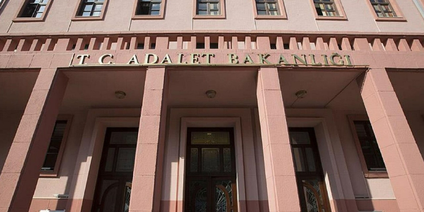 Adalet Bakanlığı’ndan Ankara ve İzmir Barosu’nun açıklamasına tepki!