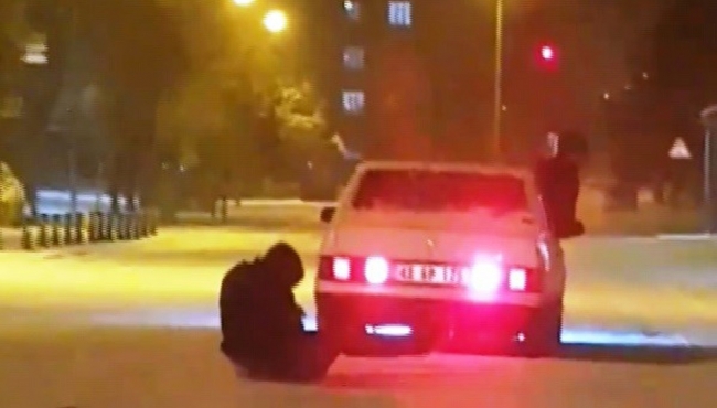 Karda drift yapıp, otomobile bağladıkları leğenle kaydılar!