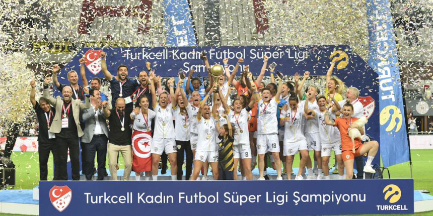 Turkcell Kadın Futbol Süper Ligi finalinde oynanan ALG Spor-Wulfz Fatih Karagümrük maçına büyük ilgi