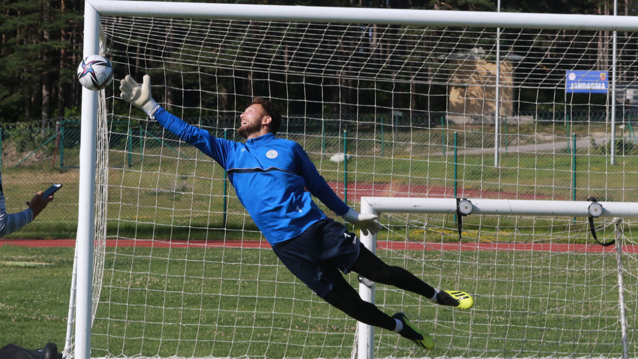 Geçen sezon Çaykur Rizespor'da forma giyen kaleci Tarık Çetin'in Süper Lig'deki talipleri artıyor