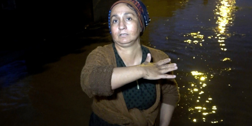 Bakkala giden anne, dönüşte çocuklarını sular altında buldu!