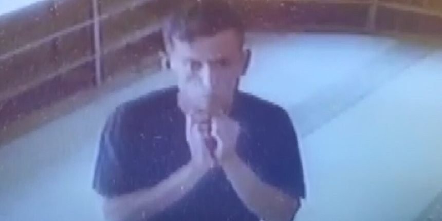 Gözü dönmüş hırsız önce namazını kıldı sonra camiyi soydu!