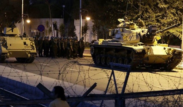 Tankları polislerin güvenliğini sağlamak için göndermiş...