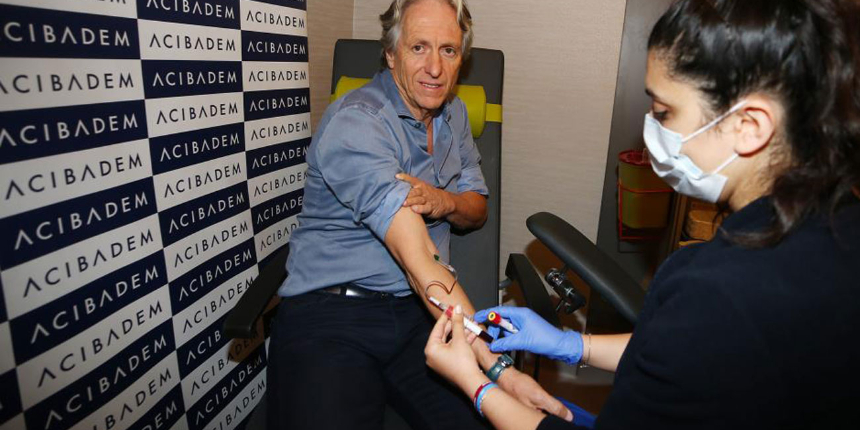 Fenerbahçe Teknik Direktörü Jorge Jesus, futbolcular ile birlikte sağlık kontrolünden geçti