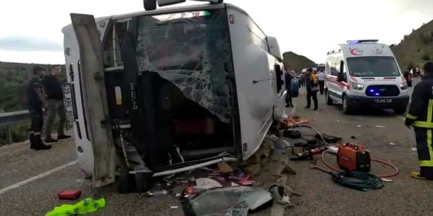Turistleri taşıyan otobüs devrildi! Facia gibi kazada bir ölü ve çok sayıda yaralı var