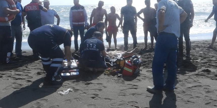 Torununu kurtarmak için denize atladı! Rip akıntısında kendisi boğuldu