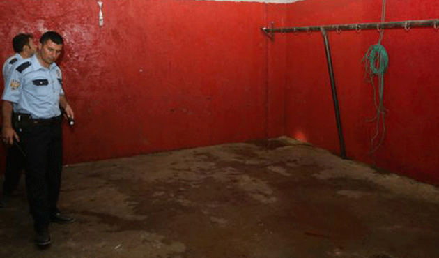 Adana'da iki ortak atları kesmek üzereyken suçüstü yakalandı