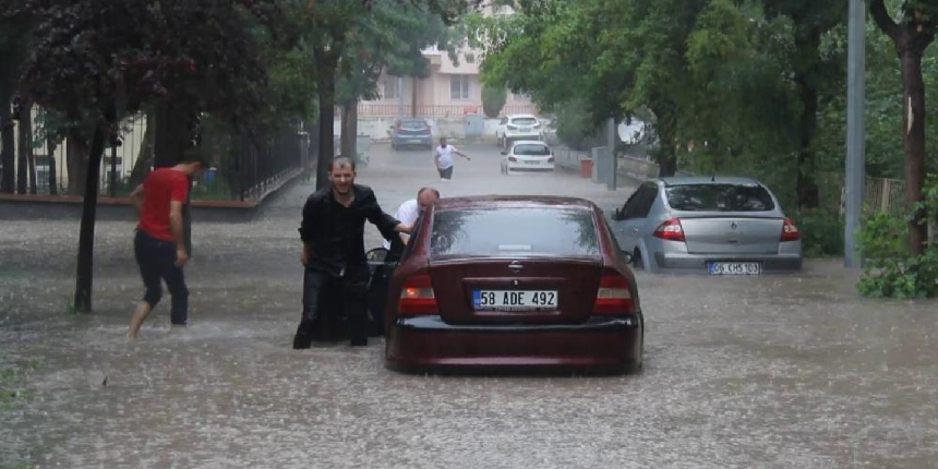 Sivas’ta şiddetli yağış hayatı felç etti, bazı ev ve iş yerlerini su bastı