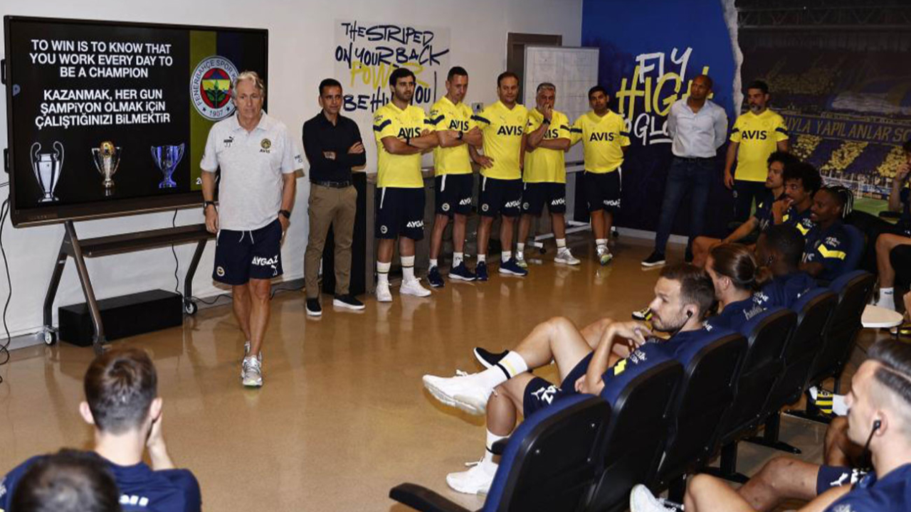 Fenerbahçe Teknik Direktörü Jorge Jesus, takımla tanışma toplantısı gerçekleştirdi