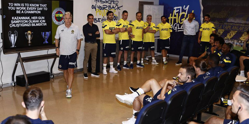 Fenerbahçe Teknik Direktörü Jorge Jesus, takımla tanışma toplantısı gerçekleştirdi