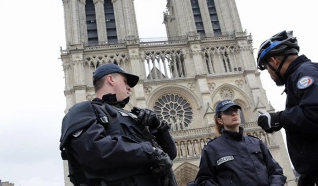 Paris'in göbeğinde, Notre Dame Katedrali yakınlarında silah sesleri!
