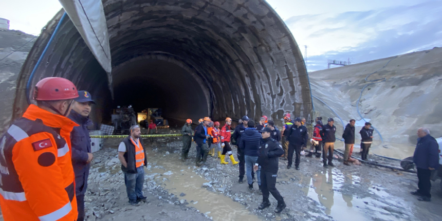 Hızlı tren tünelini sel bastı! Mahsur kalan 3 işçi kurtarıldı