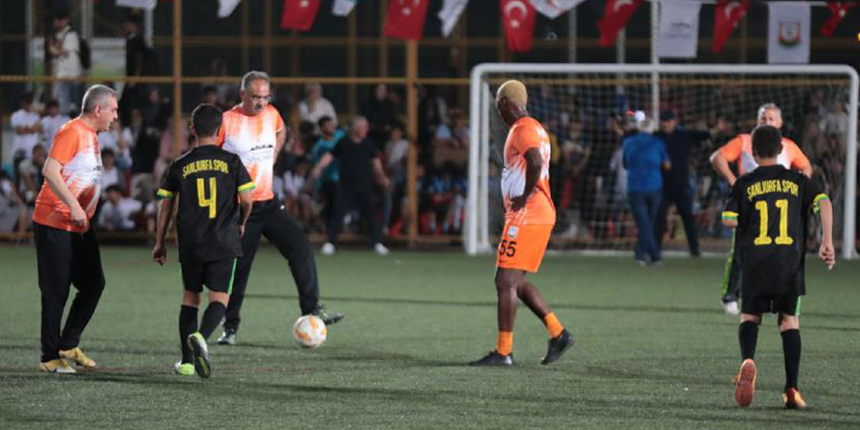 Trabzonspor'un eski futbolcusu İbrahim Yattara, Şanlıurfalı çocuklarla top oynadı