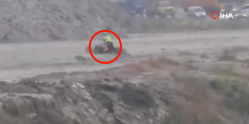 Ankara'da motosiklet sele kapıldı! Sürücünün zor anları kamerada