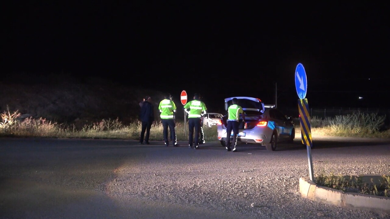 Dur ihtarına uymadı, alkollü sürücü araçla polise çarpıp kaçtı!