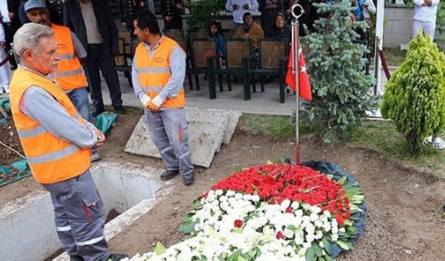 Şehit Tümgeneral Aydoğan Aydın'ın kabrine memleket toprağı