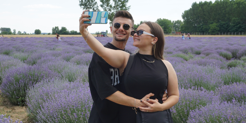 Edirne'de tarlalar mora boyandı! Telefonunu kapan lavantalara koştu
