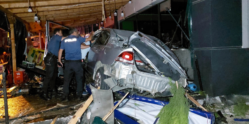 25 metre takla atan otomobil şarküteri dükkanına çarptı: 2 ölü