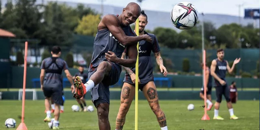 Golcü oyuncu Trabzonspor'dan ayrılığını resmen açıkladı: Nwakaeme sosyal medyadan veda etti