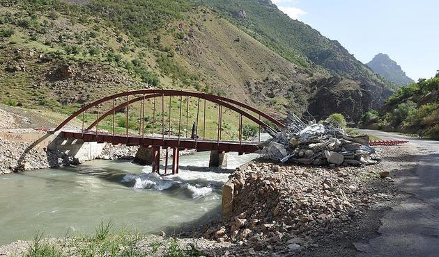Burası Kandil değil! Van'daki PKK köprüsü...