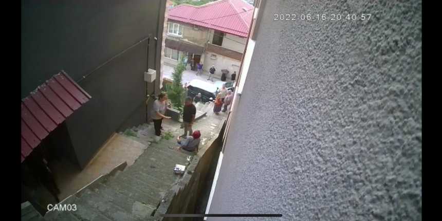 Merdivende pusu kurup yengesine kurşun yağdırdı! Sonrasında yeğeni tarafından bıçaklandı
