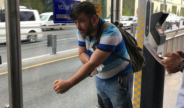 Metrobüs durağında tinerci dehşeti