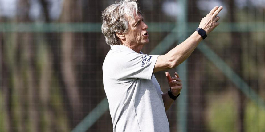 Teknik direktör Jorge Jesus'un transferine onay verdiği oyuncu Fenerbahçe'ye geri dönüyor