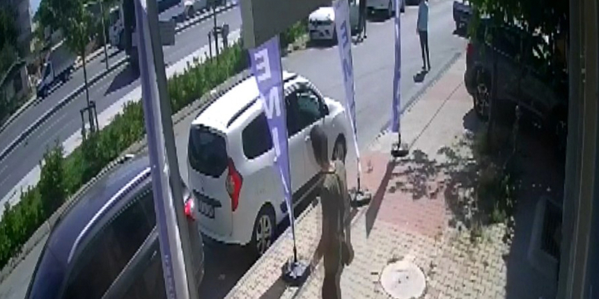 Faciadan son anda dönüldü: Freni boşalan kamyonet ters dönüp karşı şeride geçti