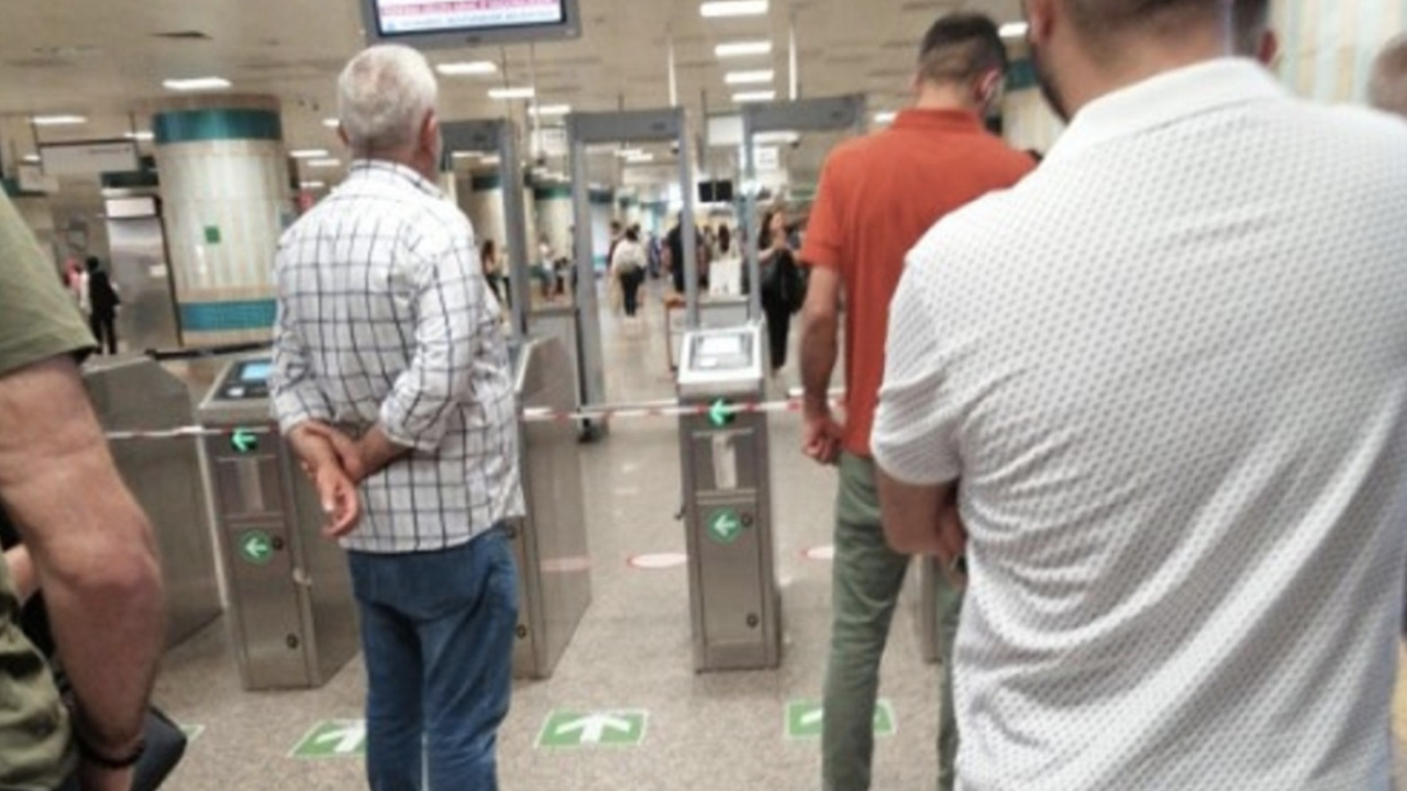 İstanbul'da metro seferleri durduruldu! Yolcular turnikenden alınmadı