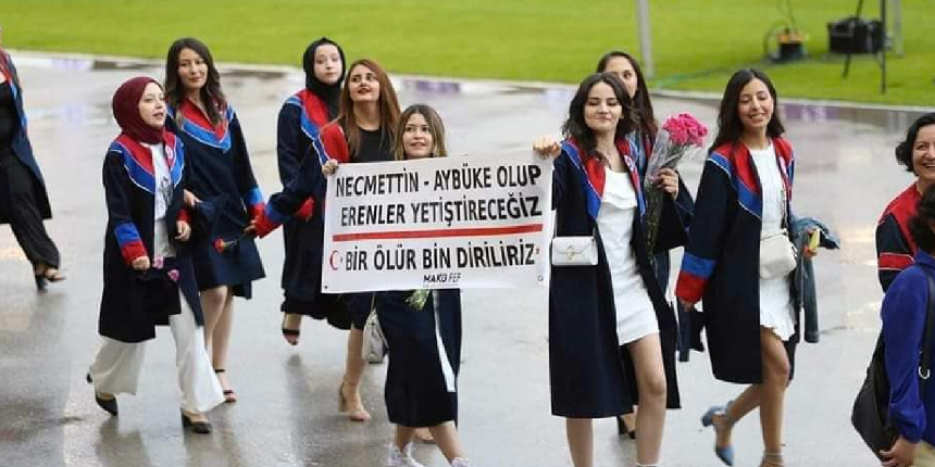Burdur MAKÜ öğrencilerinden mezuniyette şehit Aybüke - Necmettin öğretmenler ve Eren Bülbül pankartı