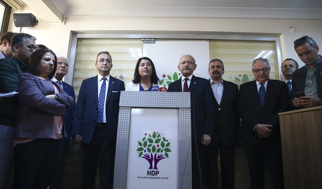 Önce HDP'lileri ziyaret etti, sonra şehit öğretmen için paylaşım yaptı...