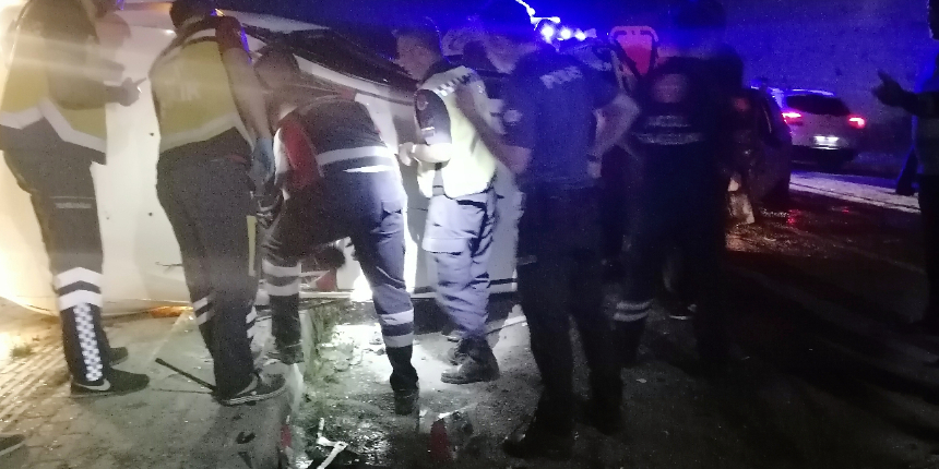 Muhtar takla atan kamyonette sıkıştı! Camlar kırılarak kurtarıldı