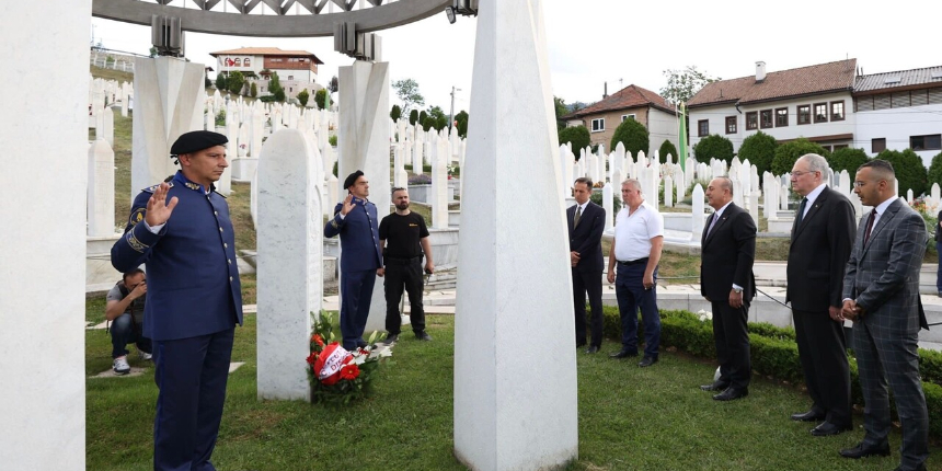 Bakan Çavuşoğlu, Saraybosna’da Cumhurbaşkanı Aliya İzetbegoviç’in kabrini ziyaret etti