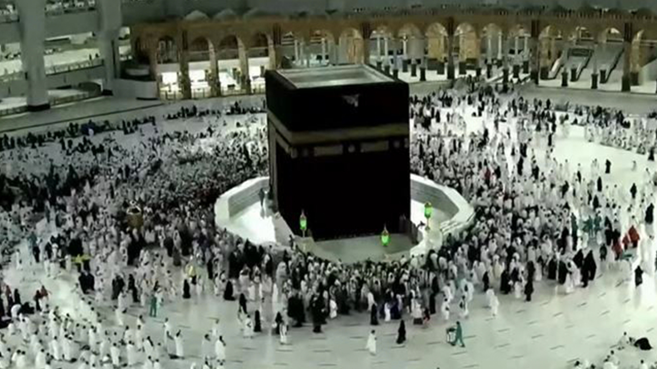 Suudi Arabistan'dan Kabe kararı: Yüz sürmek yasaklandı, hacı adayları tepkili