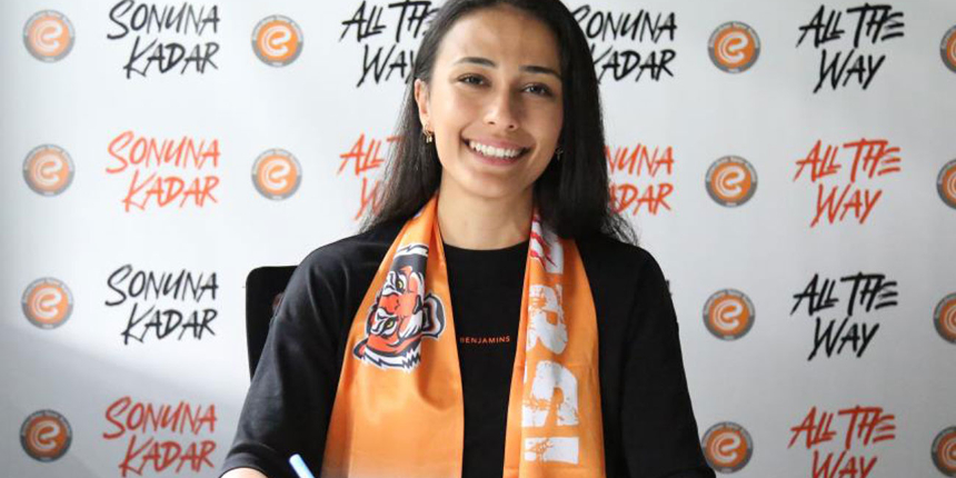 Eczacıbaşı Dynavit, başarılı milli voleybolcu Simge Aköz’le sözleşme yeniledi