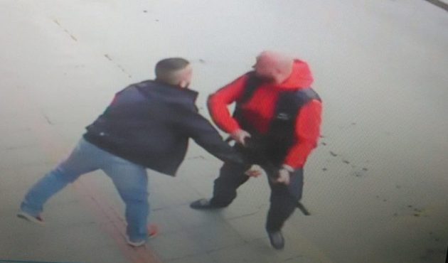 Dehşet anları kamerada! Dükkanını basan şahsı kovaladı, sonunda böyle vurdu... / VİDEO