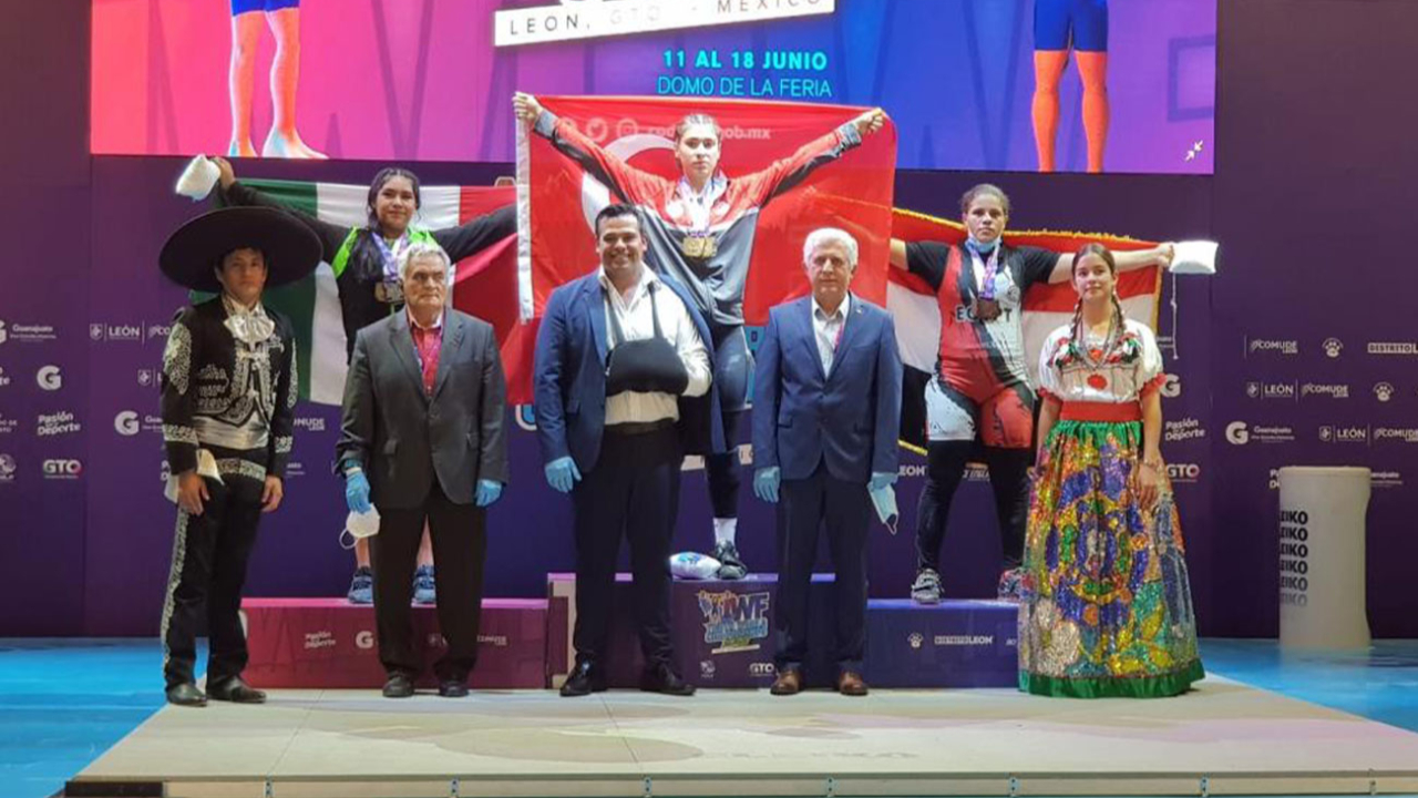 Milli sporcu Büşra Çan Kop, Yıldızlar Dünya Halter Şampiyonası'nda 2 altın 1 gümüş madalya aldı
