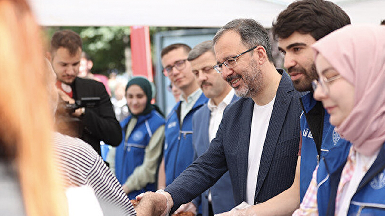 Bakan Kasapoğlu, YKS'ye giren öğrencilere ve ailelerine destek oldu
